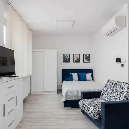 Air-conditioned In The Center, Old Town Apartment *